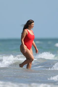 Шикарная попа Эшли Грэхэм в красном бикини для Baywatch Babe!, 2012