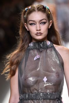 Красивая Джиджи Хадид засветила грудь в сексуальном наряде на Milan Fashion Week, 2016