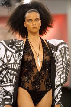 Засвет Адрианы Лимы на подиуме для Fashion Rio, 2002