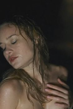 Бри Ларсон засветила сосок в фильме «Таннер Холл», 2009