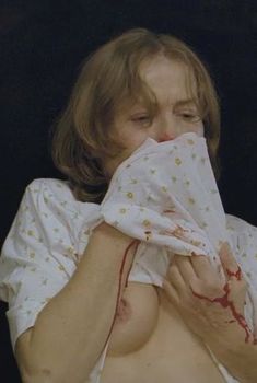 Голая грудь Изабель Юппер в фильме «Пианистка», 2001