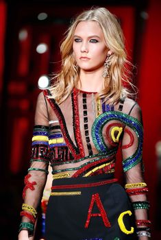 Обнаженный сосок Карли Клосс на показе Versace, 2015