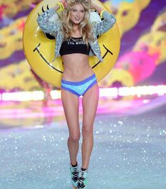 Эльза Хоск дефилирует в белье на Victoria Secret fashion show фото #4