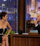 Откровенное декольте Холли Берри на The Tonight Show With Jay Leno фото #2