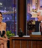 Откровенное декольте Холли Берри на The Tonight Show With Jay Leno фото #3