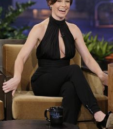 Эротическое декольте Эванджелин Лилли на The Tonight Show with Jay Leno фото #3