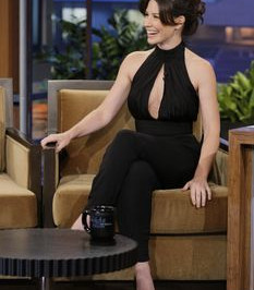 Эротическое декольте Эванджелин Лилли на The Tonight Show with Jay Leno фото #5