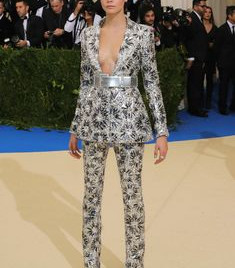 Глубокое декольте Кары Делевинь в красивом наряде на MET Gala фото #6