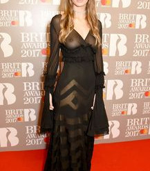 Сочная голая грудь Камилы Морроне на The Brit Awards фото #4