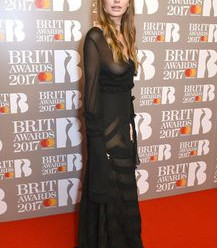 Сочная голая грудь Камилы Морроне на The Brit Awards фото #5