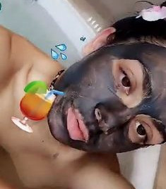 Проказница Charli XCX засветила сиськи в ванной для SnapChat фото #5