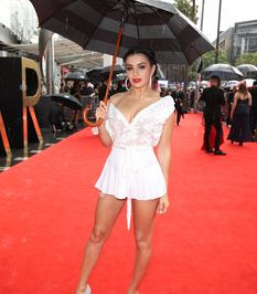 Красотка Charli XCX засветила трусики на The 30th Annual ARIA Awards фото #9