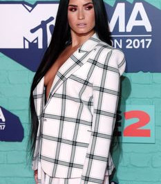 Глубокое декольте Деми Ловато на The 24th MTV Europe Music Awards фото #3