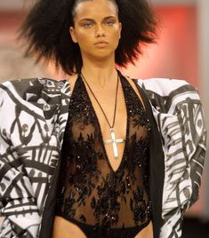 Засвет Адрианы Лимы на подиуме для Fashion Rio, 2002