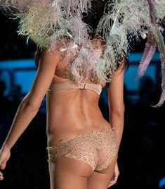 Сочная попка Адрианы Лимы на показе Victoria's Secret, 2010