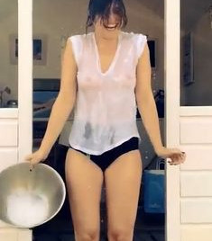 Дэйзи Лоу без лифчика на Ice Bucket Challenge, 2014