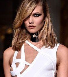 У Карли Клосс вылез сосок на показе Versace, 25.01.2015